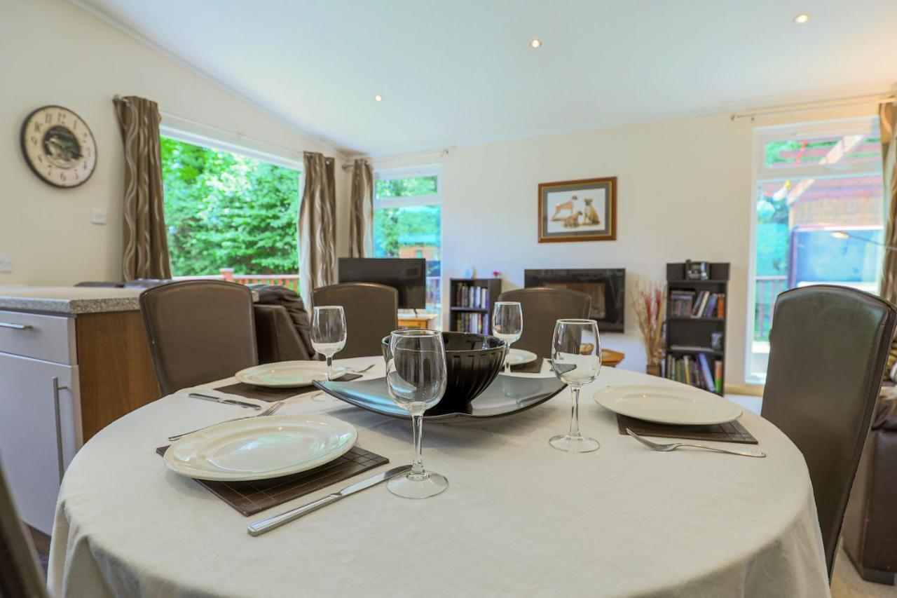 Conkers Lodge For 6 With Hot Tub & Secluded Decking - Spa Resort In Devon Chudleigh Exterior photo